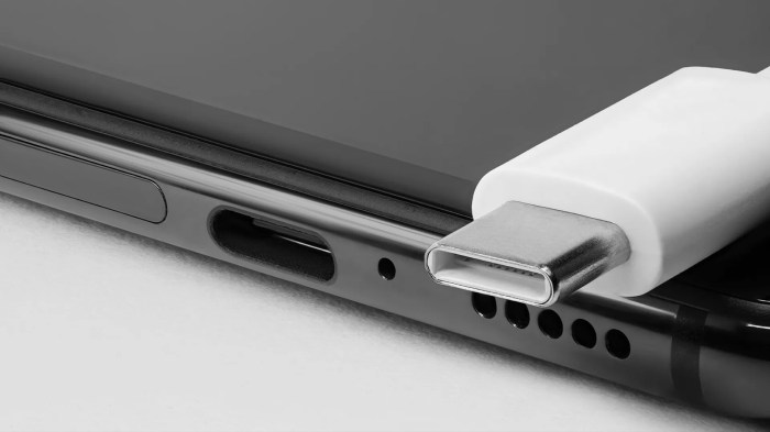 Cara membersihkan port USB pada smartphone