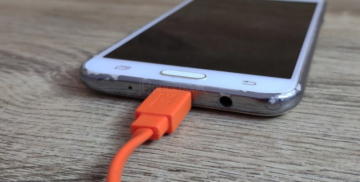 Cara memperbaiki smartphone yang tidak bisa di-charge